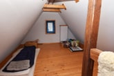 Dachboden über Ruckzucktreppe2 - DIETZ: FREIWERDENDE 3 Wohnungen in 2 Häusern inklusive 3 Garagen, Innenhof und Garten Schaafheim