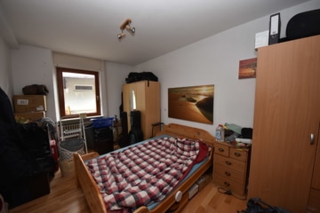 DIETZ: FREIWERDENDE 3 Wohnungen in 2 Häusern inklusive 3 Garagen, Innenhof und Garten Schaafheim - 2-Fam-Haus EG Schlafzimmer (646897)