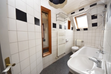 DIETZ: Ohne Mieter! 2-Familienhaus + Einfamilienhaus inklusive 3 Garagen, Innenhof und Garten! - 2-FH EG Tageslichtbad (656540)