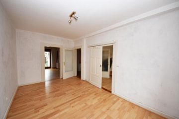 DIETZ: Ohne Mieter! 2-Familienhaus + Einfamilienhaus inklusive 3 Garagen, Innenhof und Garten! - 2-FH EG Zimmer 2 Schlafen (656535)