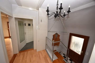 DIETZ: Ohne Mieter! 2-Familienhaus + Einfamilienhaus inklusive 3 Garagen, Innenhof und Garten! - 2-FH OG Diele (656549)