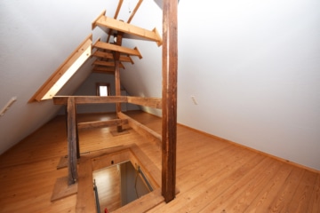 DIETZ: Ohne Mieter! 2-Familienhaus + Einfamilienhaus inklusive 3 Garagen, Innenhof und Garten! - 2-FH Wärmegedämmter Dachboden2 (656551)