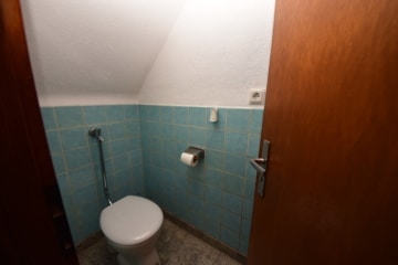 DIETZ: Ohne Mieter! 2-Familienhaus + Einfamilienhaus inklusive 3 Garagen, Innenhof und Garten! - 2-FH EG Gäste-WC (656538)