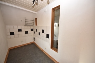 DIETZ: Ohne Mieter! 2-Familienhaus + Einfamilienhaus inklusive 3 Garagen, Innenhof und Garten! - 2-FH OG Küche (656544)