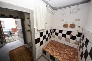 DIETZ: Ohne Mieter! 2-Familienhaus + Einfamilienhaus inklusive 3 Garagen, Innenhof und Garten! - 2-FH Beheizte Waschküche (656553)