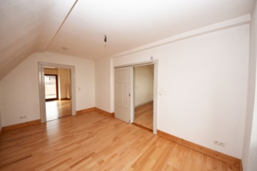 DIETZ: Ohne Mieter! 2-Familienhaus + Einfamilienhaus inklusive 3 Garagen, Innenhof und Garten! - 2-FH OG Zimmer 2 Schlafen (656543)