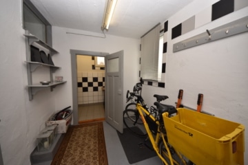 DIETZ: Ohne Mieter! 2-Familienhaus + Einfamilienhaus inklusive 3 Garagen, Innenhof und Garten! - 2-FH Abstellraum und Waschküche (656552)