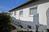DIETZ: Walmdachbungalow mit Einlagerwohnung, Ausbaupotenzial im Dachgeschoss in beliebter Wohnlage! - seitliche Hausansicht