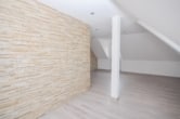 DIETZ: Renovierte 4-Zimmer-Dachgeschosswohnung im Wohn- Geschäftshaus NAHE ALTSTADT! - Wohnzimmer