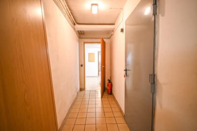 DIETZ: Gepflegter Bungalow in direkter Feldrandlage mit Keller, Garage und viel Platz in Ringheim! - Flur KG (701127)