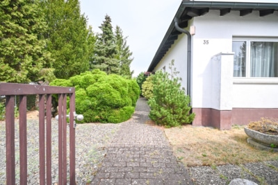 DIETZ: Gepflegter Bungalow in direkter Feldrandlage mit Keller, Garage und viel Platz in Ringheim! - Außenbereich (701141)