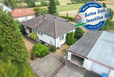 DIETZ: Gepflegter Bungalow in direkter Feldrandlage mit Keller, Garage und viel Platz in Ringheim! - Außenansicht (701083)