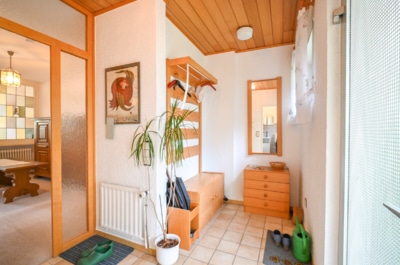 DIETZ: Gepflegter Bungalow in direkter Feldrandlage mit Keller, Garage und viel Platz in Ringheim! - Diele EG (701107)