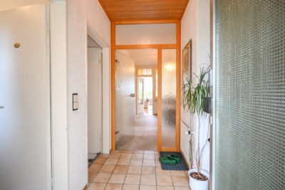 DIETZ: Gepflegter Bungalow in direkter Feldrandlage mit Keller, Garage und viel Platz in Ringheim! - Diele EG (701108)