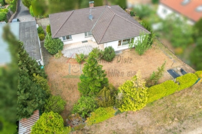 DIETZ: Gepflegter Bungalow in direkter Feldrandlage mit Keller, Garage und viel Platz in Ringheim! - Außenansicht (701142)