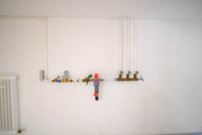 DIETZ: Gepflegter Bungalow in direkter Feldrandlage mit Keller, Garage und viel Platz in Ringheim! - Hausanschluss (701123)