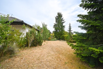 DIETZ: Gepflegter Bungalow in direkter Feldrandlage mit Keller, Garage und viel Platz in Ringheim! - Garten (701085)