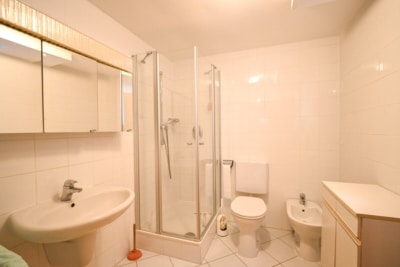 DIETZ: Gepflegter Bungalow in direkter Feldrandlage mit Keller, Garage und viel Platz in Ringheim! - Duschbad KG (701116)