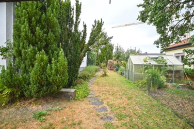 DIETZ: Gepflegter Bungalow in direkter Feldrandlage mit Keller, Garage und viel Platz in Ringheim! - Garten (701131)