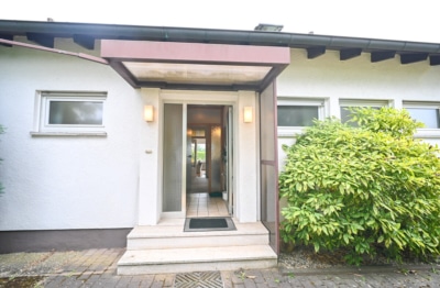 DIETZ: Gepflegter Bungalow in direkter Feldrandlage mit Keller, Garage und viel Platz in Ringheim! - Eingang (701139)