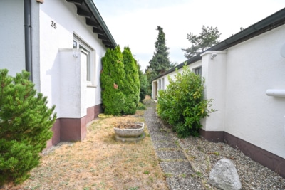DIETZ: Gepflegter Bungalow in direkter Feldrandlage mit Keller, Garage und viel Platz in Ringheim! - Weg in den Garten (701134)