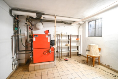DIETZ: Gepflegter Bungalow in direkter Feldrandlage mit Keller, Garage und viel Platz in Ringheim! - Heizungsraum (701119)