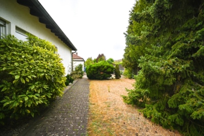 DIETZ: Gepflegter Bungalow in direkter Feldrandlage mit Keller, Garage und viel Platz in Ringheim! - Außenbereich (701140)