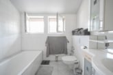 Tageslichtbadezimmer - DIETZ: Gepflegtes 2-Zimmer-Apartment mit Einbauküche in Rodgau – Dudenhofen.