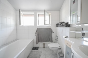 DIETZ: Gepflegtes 2-Zimmer-Apartment mit Einbauküche in Rodgau – Dudenhofen. - Tageslichtbadezimmer (687423)