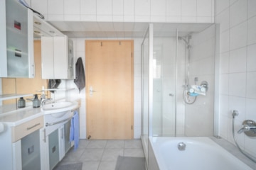 DIETZ: Gepflegtes 2-Zimmer-Apartment mit Einbauküche in Rodgau – Dudenhofen. - Tageslichtbadezimmer (687424)