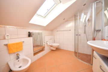 DIETZ: Einzigartiges Architektenhaus mit Einliegerwohnung, Pool und Gewerbehalle für Ihr Unternehmen - Elternbad OG (659908)