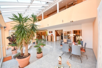 DIETZ: Einzigartiges Architektenhaus mit Einliegerwohnung, Pool und Gewerbehalle für Ihr Unternehmen - Wohn- und Essbereich EG (659888)