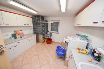 DIETZ: Einzigartiges Architektenhaus mit Einliegerwohnung, Pool und Gewerbehalle für Ihr Unternehmen - Waschküche UG (659913)