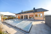 Pool/Terrasse - DIETZ: Einzigartiges Architektenhaus mit Einliegerwohnung, Pool und Gewerbehalle für Ihr Unternehmen