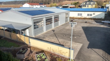 DIETZ: Einzigartiges Architektenhaus mit Einliegerwohnung, Pool und Gewerbehalle für Ihr Unternehmen - Halle (659885)