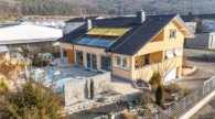 Außenansicht - DIETZ: Einzigartiges Architektenhaus mit Einliegerwohnung, Pool und Gewerbehalle für Ihr Unternehmen