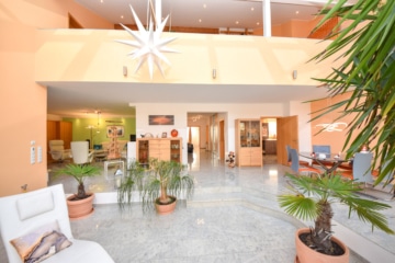 DIETZ: Einzigartiges Architektenhaus mit Einliegerwohnung, Pool und Gewerbehalle für Ihr Unternehmen - Wohn- und Essbereich EG (659889)