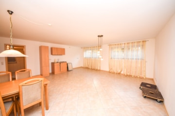 DIETZ: Einzigartiges Architektenhaus mit Einliegerwohnung, Pool und Gewerbehalle für Ihr Unternehmen - Wohn-, Ess- Küche Whg (659912)