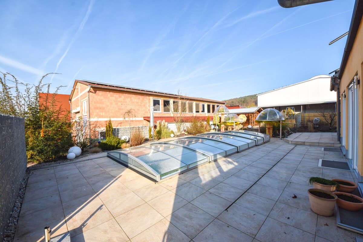 Terrasse mit Pool