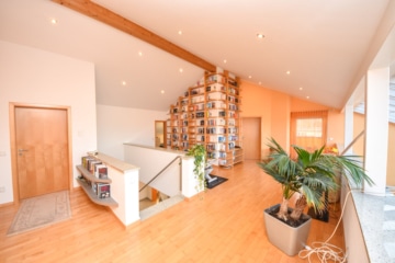 DIETZ: Einzigartiges Architektenhaus mit Einliegerwohnung, Pool und Gewerbehalle für Ihr Unternehmen - Galerie, Studio OG (659903)