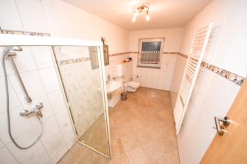 DIETZ: Einzigartiges Architektenhaus mit Einliegerwohnung, Pool und Gewerbehalle für Ihr Unternehmen - Duschbad Wohnung (659910)