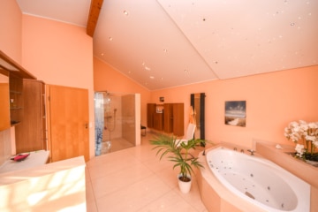 DIETZ: Einzigartiges Architektenhaus mit Einliegerwohnung, Pool und Gewerbehalle für Ihr Unternehmen - Masterbad OG (659905)