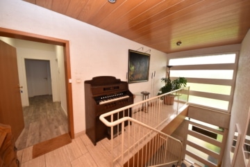 DIETZ: Wohn-und Geschäftshaus mit 817,73 qm Gesamtfläche! Genehmigte Bauvoranfrage für weiteren Bau! - Treppenhaus OG (644247)