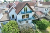 DIETZ: Großes 1-2 Familien Mehrgenerationshaus in Feldrandlage mit Garten und 3 Balkonen! - Außenansicht