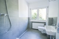Tageslichtbadezimmer mit Dusche