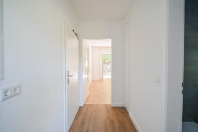 DIETZ: 2-Zimmerwohnung im energetisch sanierten 7-FH nähe Godelsberg und Waldrand! - Flur (702693)
