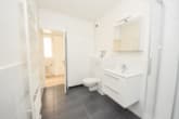 Modernes Duschbad - DIETZ: Modernisierte 2-Zimmer-Wohnung im 7. Obergeschoss mit Balkon in Bad-König! Neue Einbauküche, Kellerraum, Balkon