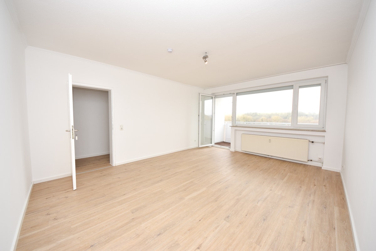 6498-lang3#Wohnzimmer mit Zugang Balkon