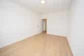 6498-lang9#Schlafzimmer - DIETZ: Modernisierte 2-Zimmer-Wohnung im 7. Obergeschoss mit Balkon in Bad-König! Neue Einbauküche, Kellerraum, Balkon
