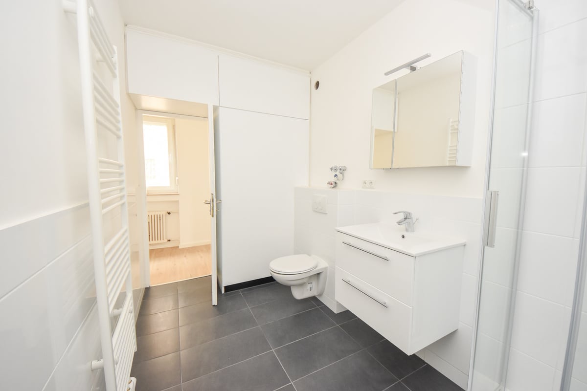 6498-lang15#Modernes Duschbad